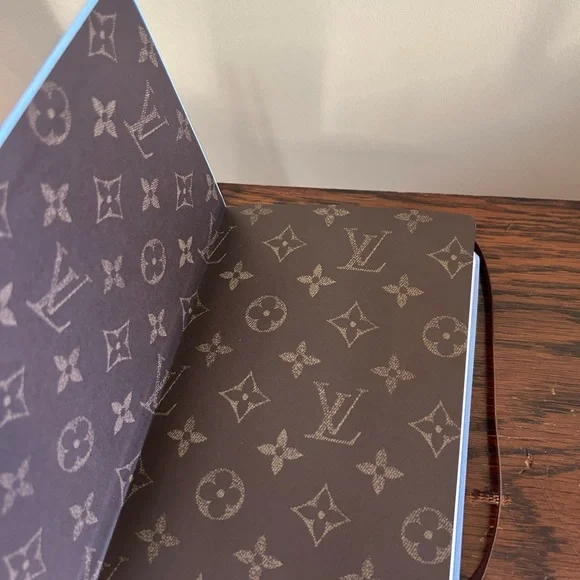 Louis Vuitton Jane New York Notebook with Vivienne as Lady Liberty. - Picture 6 of 7